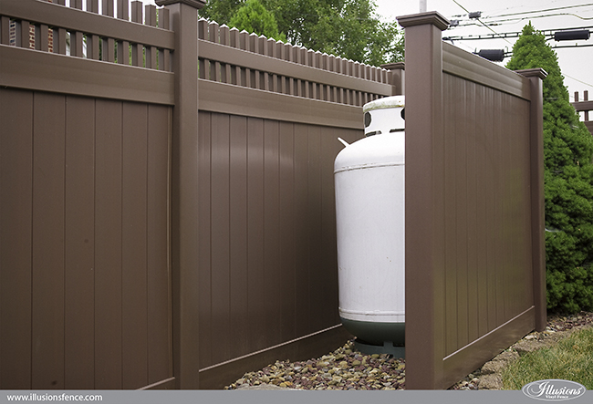 brown-vinyl-pvc-privacy-fence-illusions-650